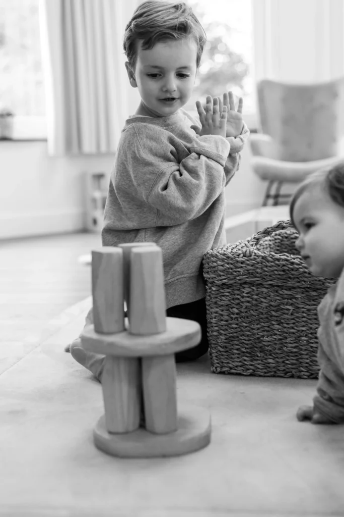 Jongetje speelt bij de verticale groepen van The Kids Company kinderopvang in Veldhoven