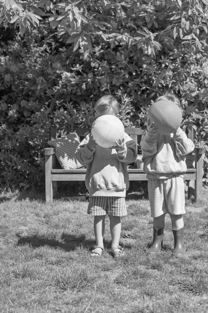 Twee jongetjes spelen met een bal in de tuin van The Kids Company kinderopvang in Veldhoven