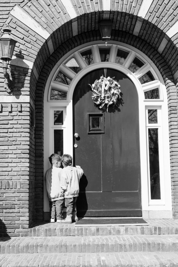 Twee kinderen bij de voordeur van The Kids Company dagopvang in Veldhoven