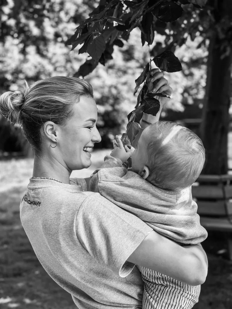 Medewerker van The Kids Company kinderopvang in Veldhoven houdt baby liefdevol vast